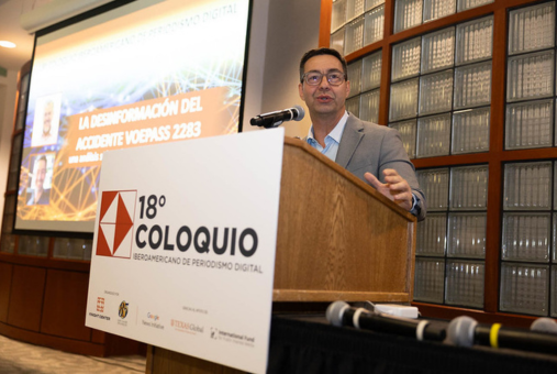 Silvio Monteiro Jr. Speaking at a podium